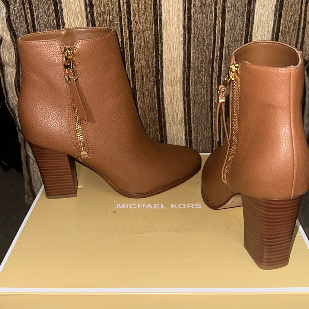 Mint Condition New In Box Michael Kors